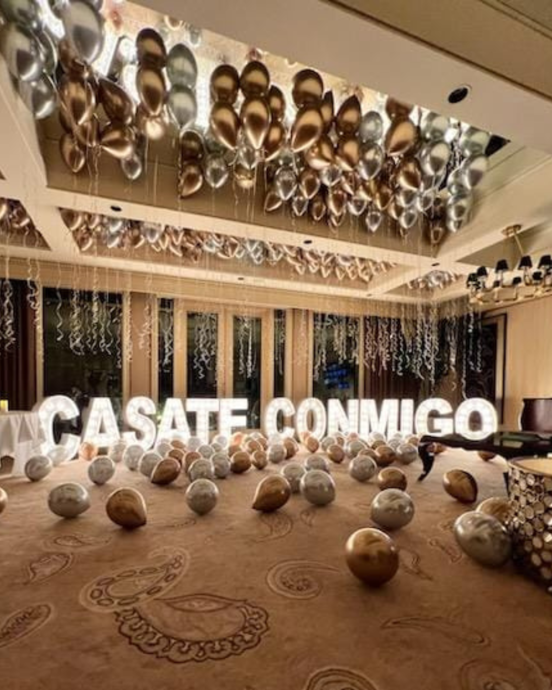 A room decorated with Casate Commingo - Marry me in Spanish.